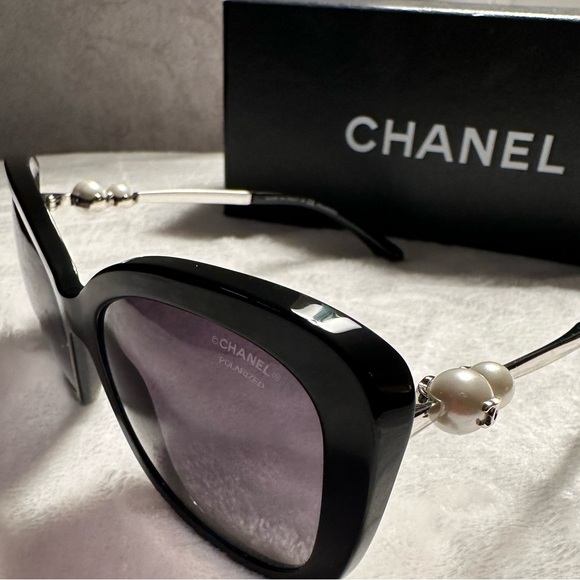 CHANEL Black and White Sunglasses with Polarized Lenses - Picture 5 of 9